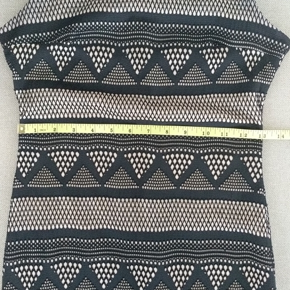 Sleeveless Lace Dress - Picture 7 of 9